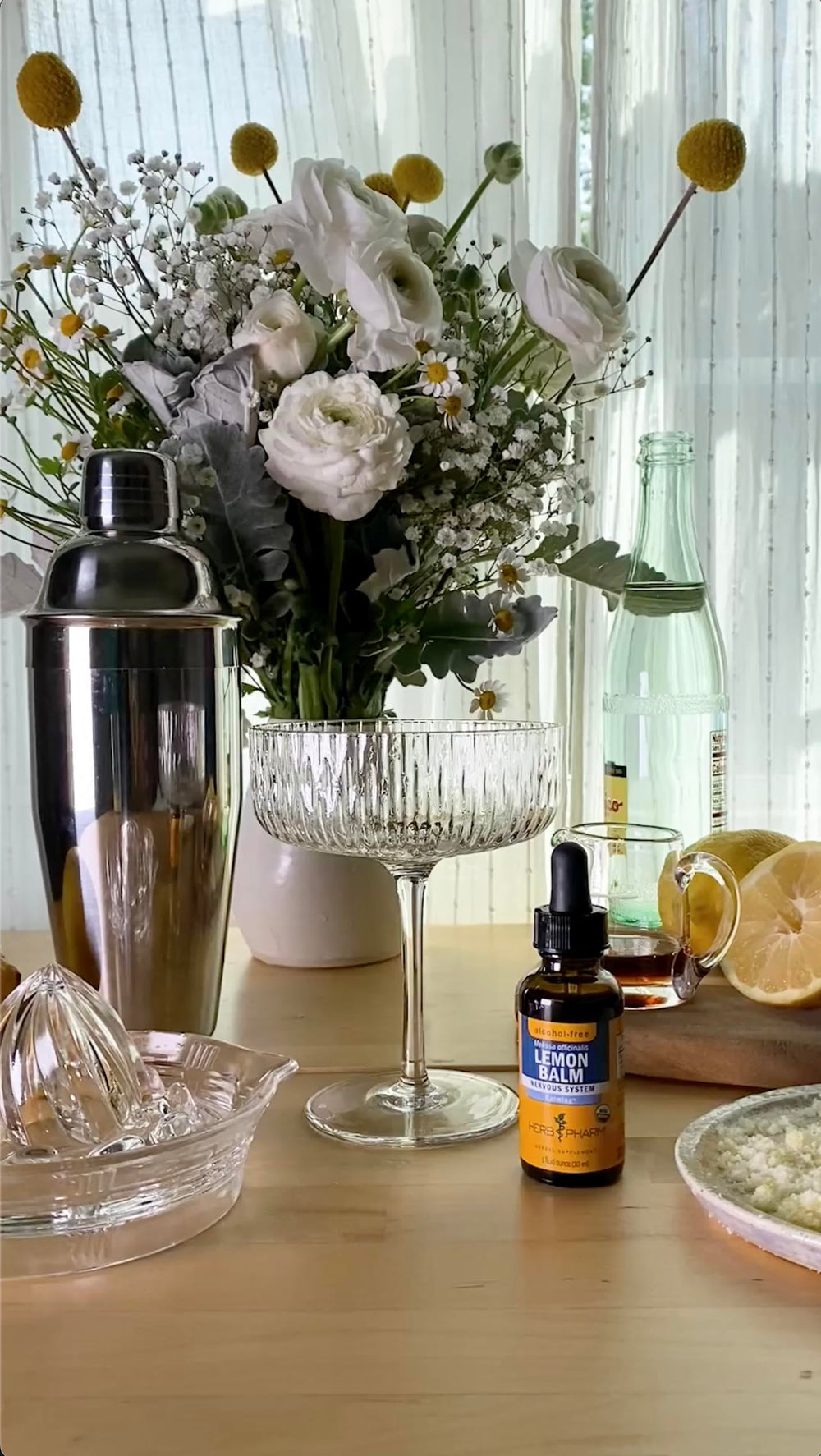Herb Pharm botella en mano para comparar tamaño y duración