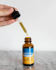 Herb Pharm frasco en mesa nocturna como parte de rutina de relajación