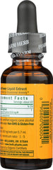 Herb Pharm persona usando gotas sublinguales para administración flexible