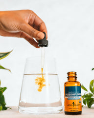 Herb Pharm botella junto a una regla para comparación de tamaño práctico
