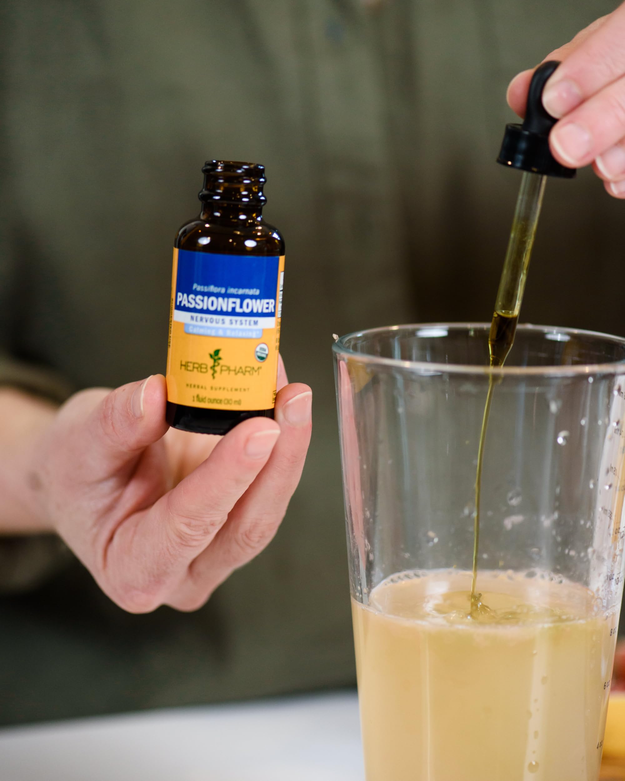 Herb Pharm textura del extracto mostrando tonalidad natural y pureza del producto