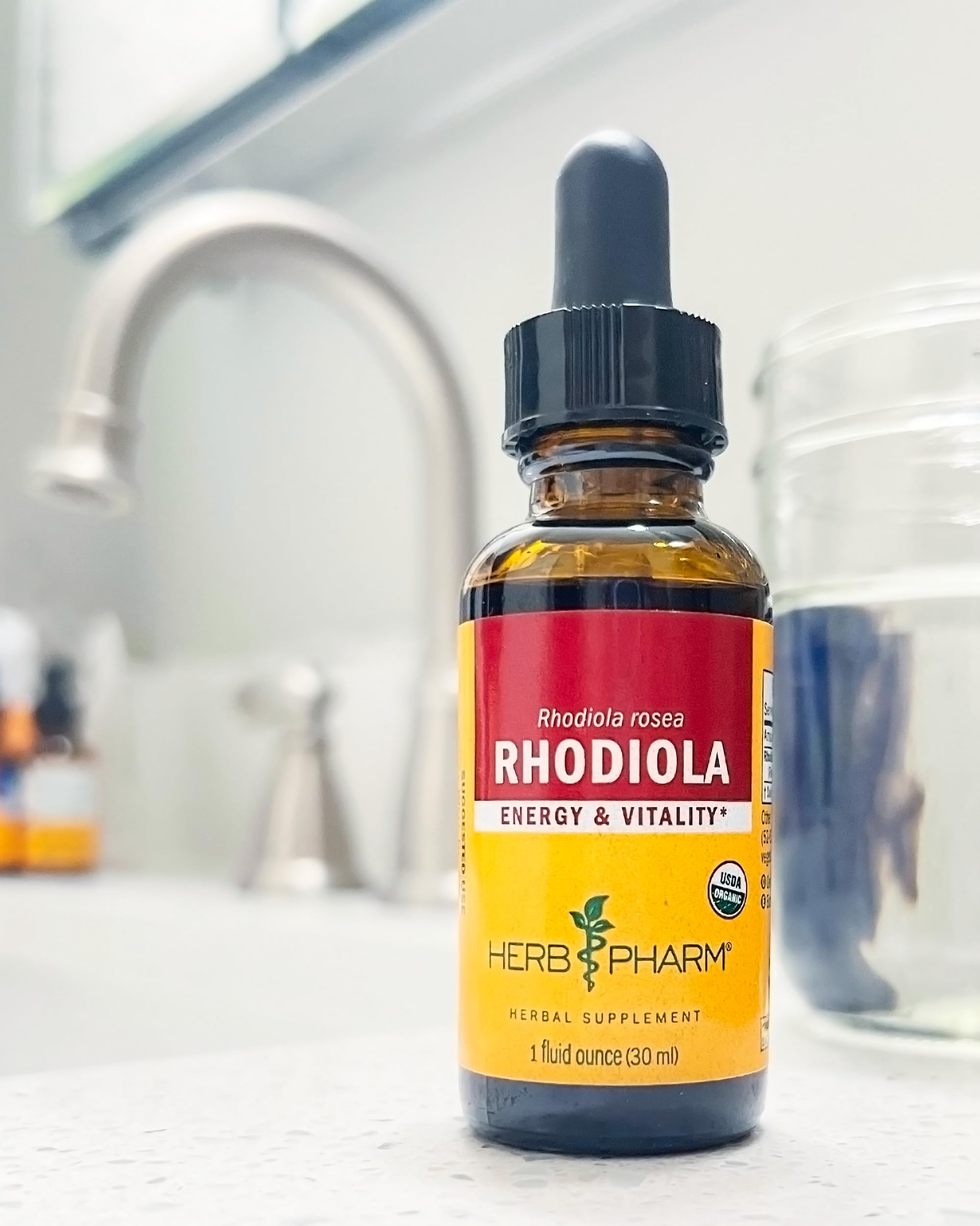 Herb Pharm escena matutina con la tintura en la rutina diaria para vitalidad
