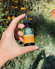 Herb Pharm saúco y equinácea en primer plano mostrando fuente natural