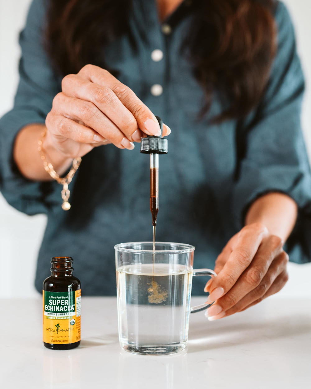 Herb Pharm extracto mezclado en un vaso, facilidad de disolución y uso