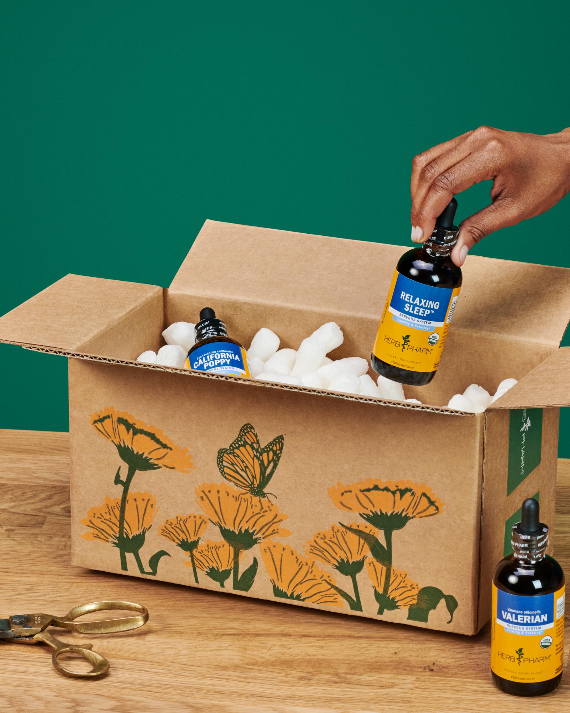 Herb Pharm frasco colocado en ambiente relajante dormitorio, sugiere uso nocturno