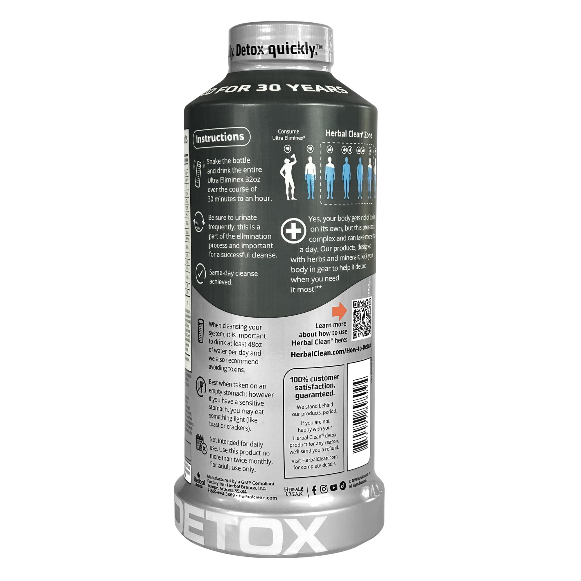 Persona preparando Herbal Clean agitando la botella, fácil uso y resultado práctico