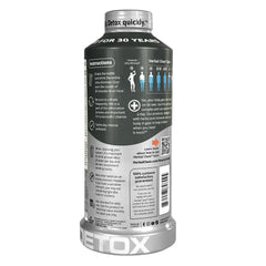 Persona preparando Herbal Clean agitando la botella, fácil uso y resultado práctico