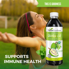 Herbal Goodness botella en mano para comparar tamaño y facilidad de uso