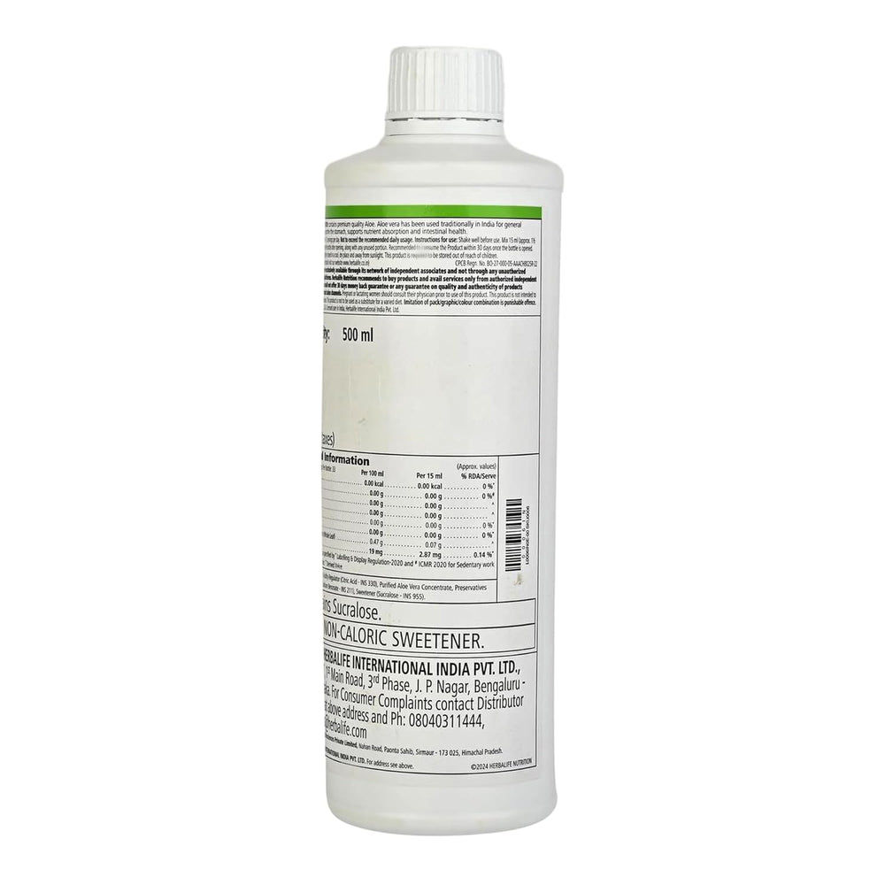 Herbalife botella al lado de una mano para comparar tamaño y porciones