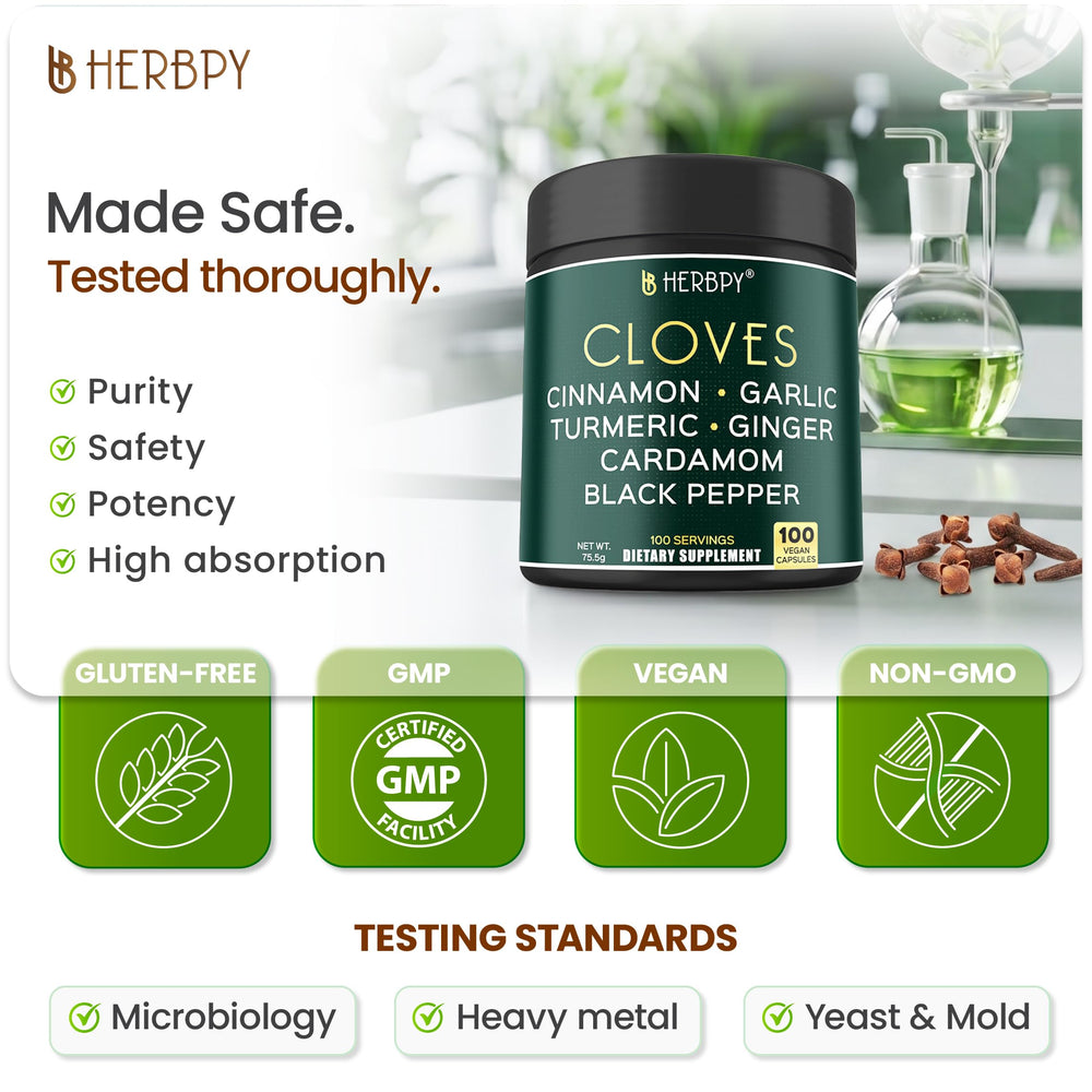 Herbpy cápsula en mano para comparar tamaño y facilitar la toma diaria