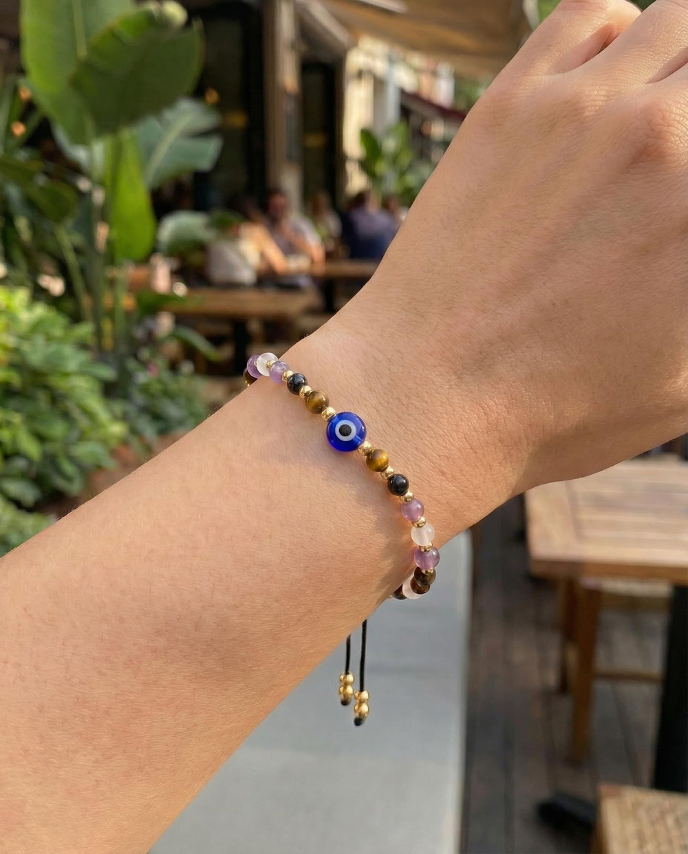 HGDEER pulsera en escena casual complementando un look cotidiano