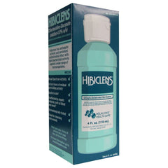 Hibiclens junto a mano para comparar tamaño y portabilidad del envase