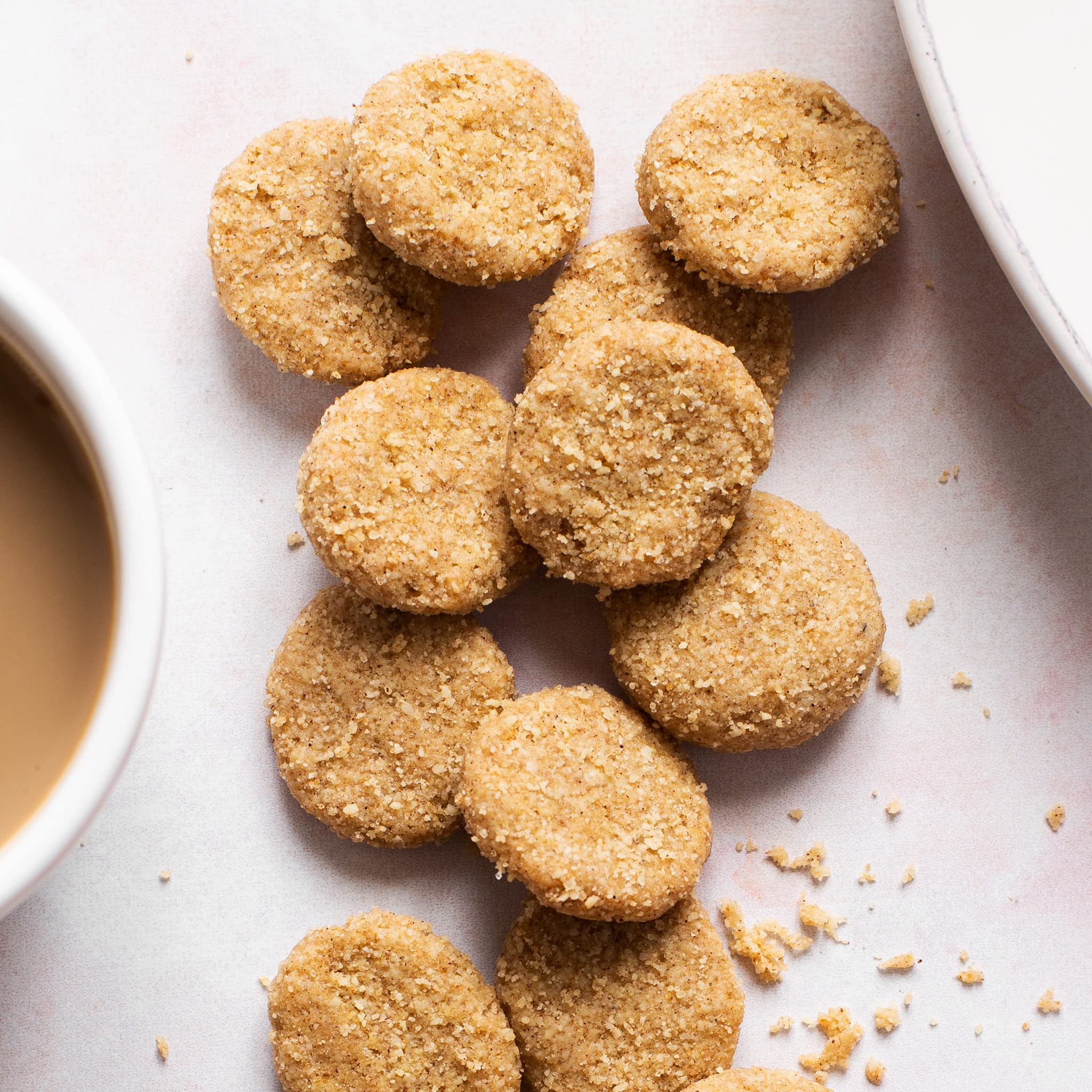 HighKey galletas acompañando café, snack sin azúcares añadidos