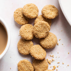 HighKey galletas acompañando café, snack sin azúcares añadidos