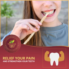 HikmaHerb persona usando miswak demostrando limpieza portátil sin pasta