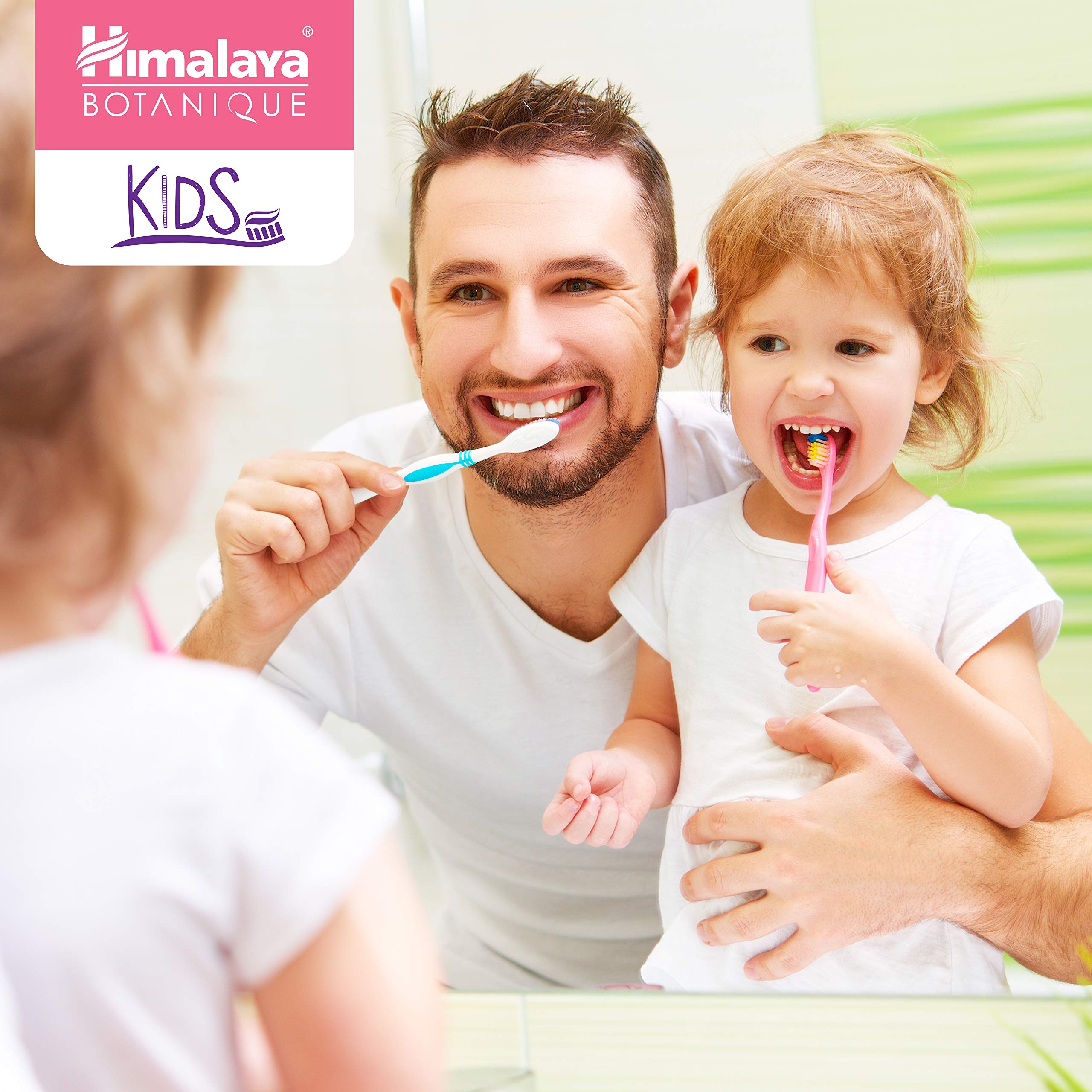 Himalaya pasta dental en baño familiar sugiere rutina diaria segura