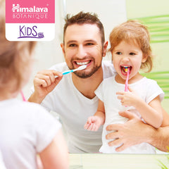 Himalaya pasta dental en baño familiar sugiere rutina diaria segura