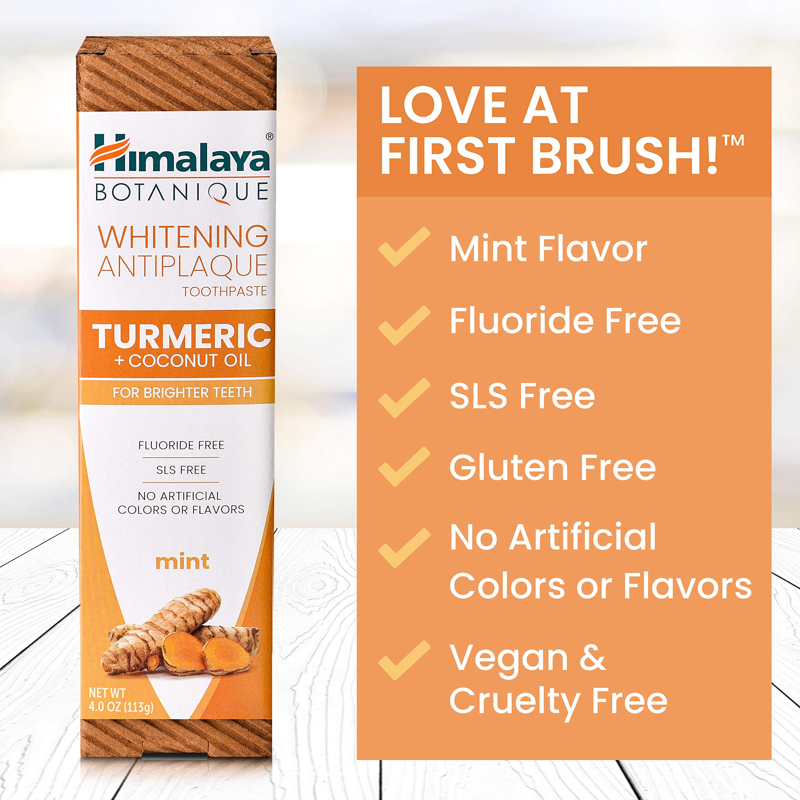 Himalaya textura de la pasta y espuma en fondo blanco, aspecto cremoso limpieza