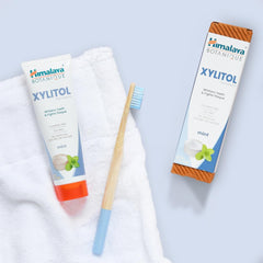 Himalaya tamaño de 4 oz junto a una moneda para escala