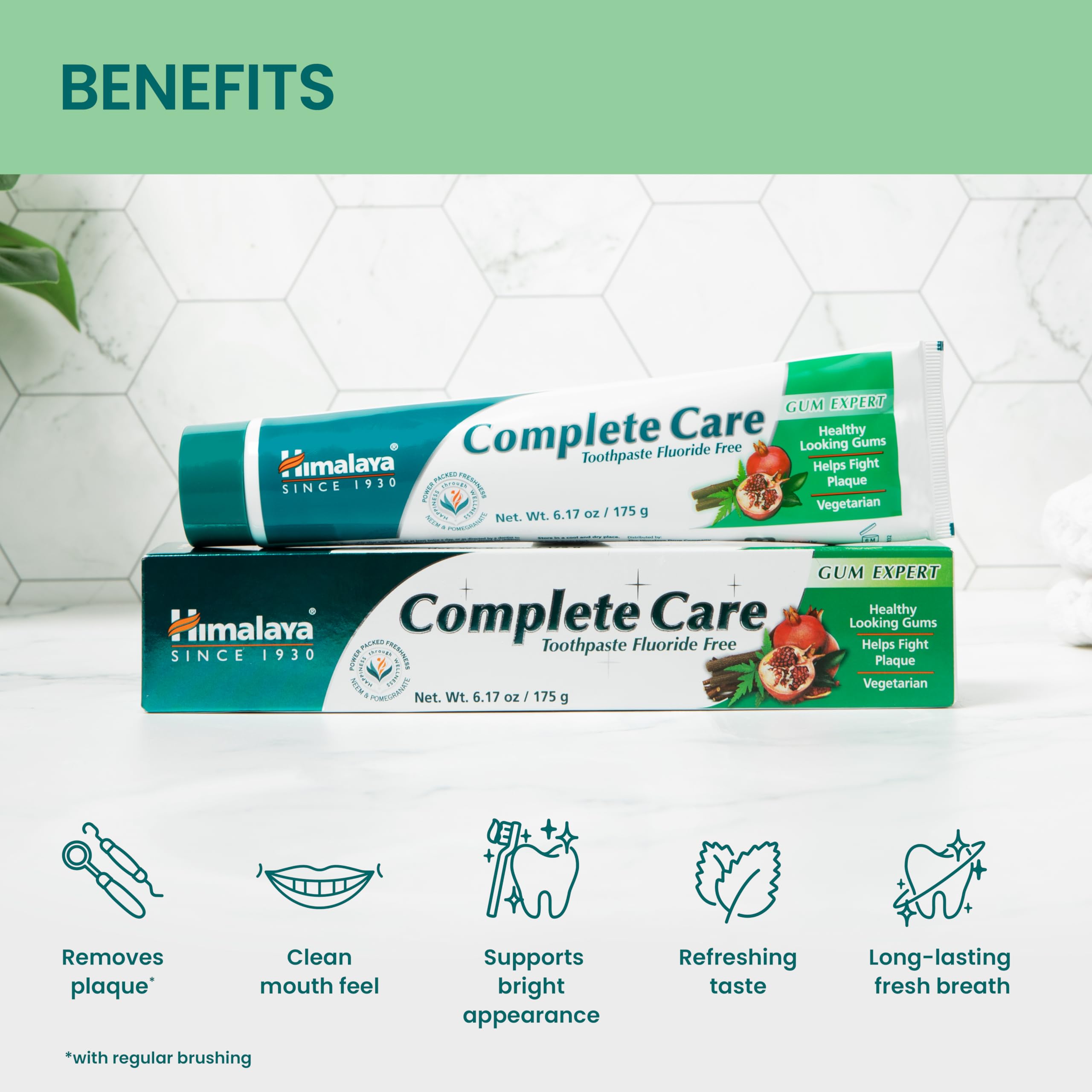 Himalaya tubo en mano comparando tamaño práctico para almacenamiento