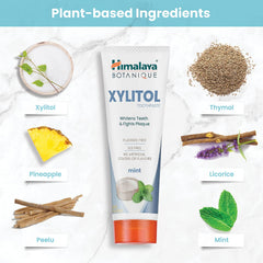 Himalaya pasta en cepillo demostrando fácil aplicación diurna