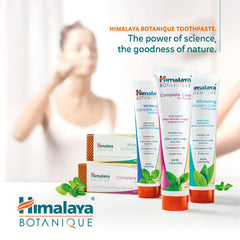 Himalaya en lavabo escena de baño que sugiere rutina diaria eficaz