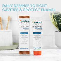 Himalaya ingredientes botánicos en primer plano que apoyan la limpieza