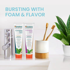 Himalaya persona cepillando con la pasta dental mostrando frescura inmediata