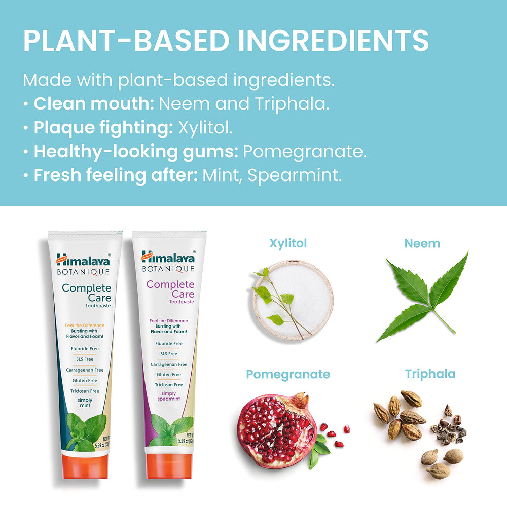 Himalaya tubo de pasta dental colocado en un baño moderno mostrando estilo de vida