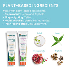 Himalaya tubo de pasta dental colocado en un baño moderno mostrando estilo de vida