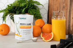 Envase Himalaya en encimera de cocina mostrando uso cotidiano y conveniencia