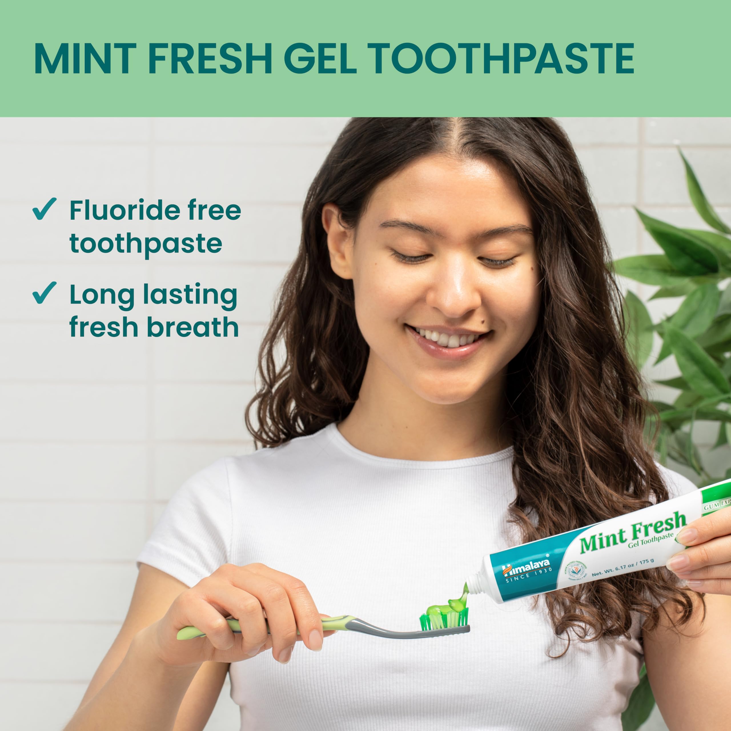 Himalaya tubo abierto con pasta en cepillo para limpieza efectiva