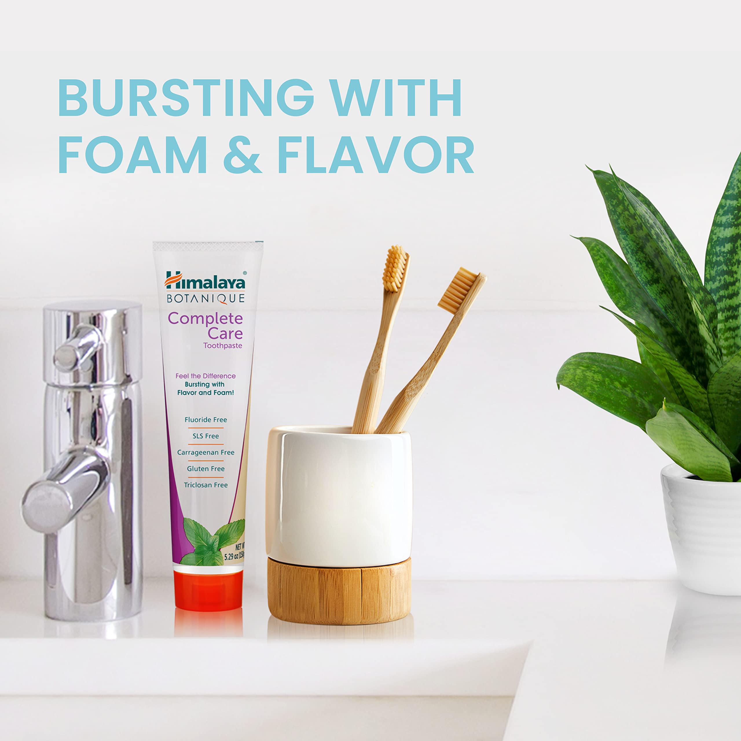 Himalaya tubo abierto con crema mostrando textura cremosa y espuma equilibrada