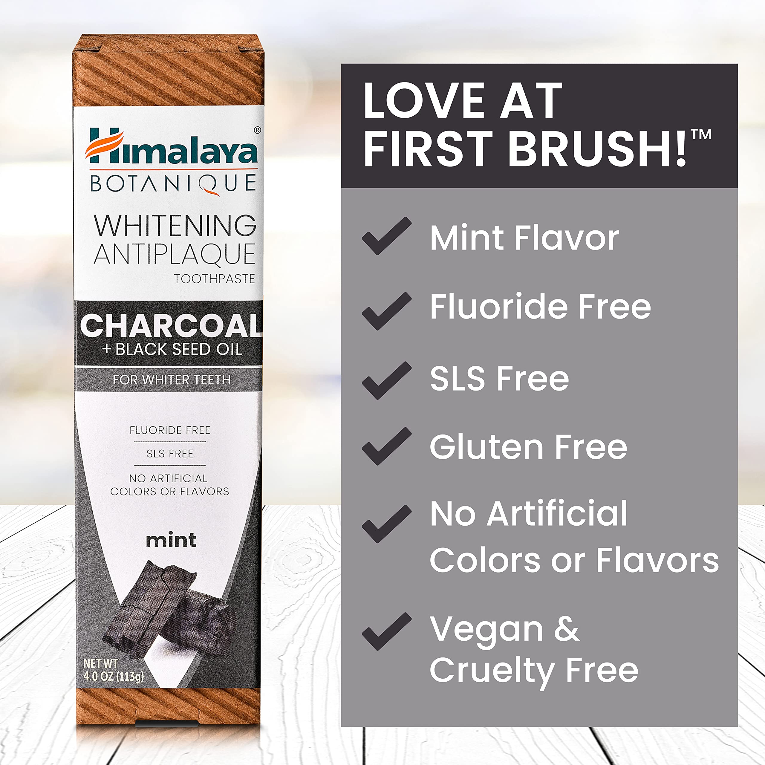 Himalaya persona cepillando, muestra frescor y sensación de limpieza