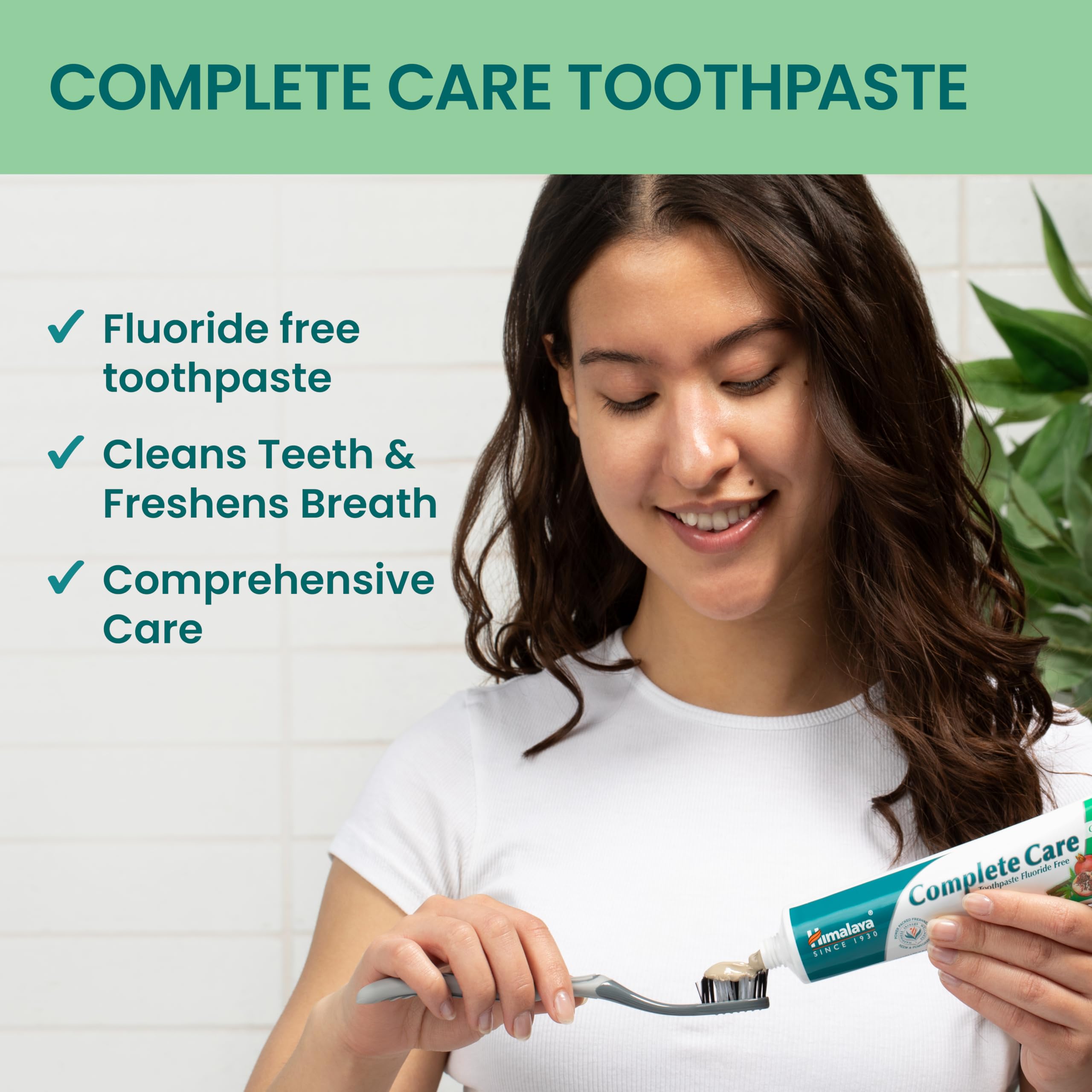 Himalaya persona cepillando dientes con sabor menta para aliento fresco