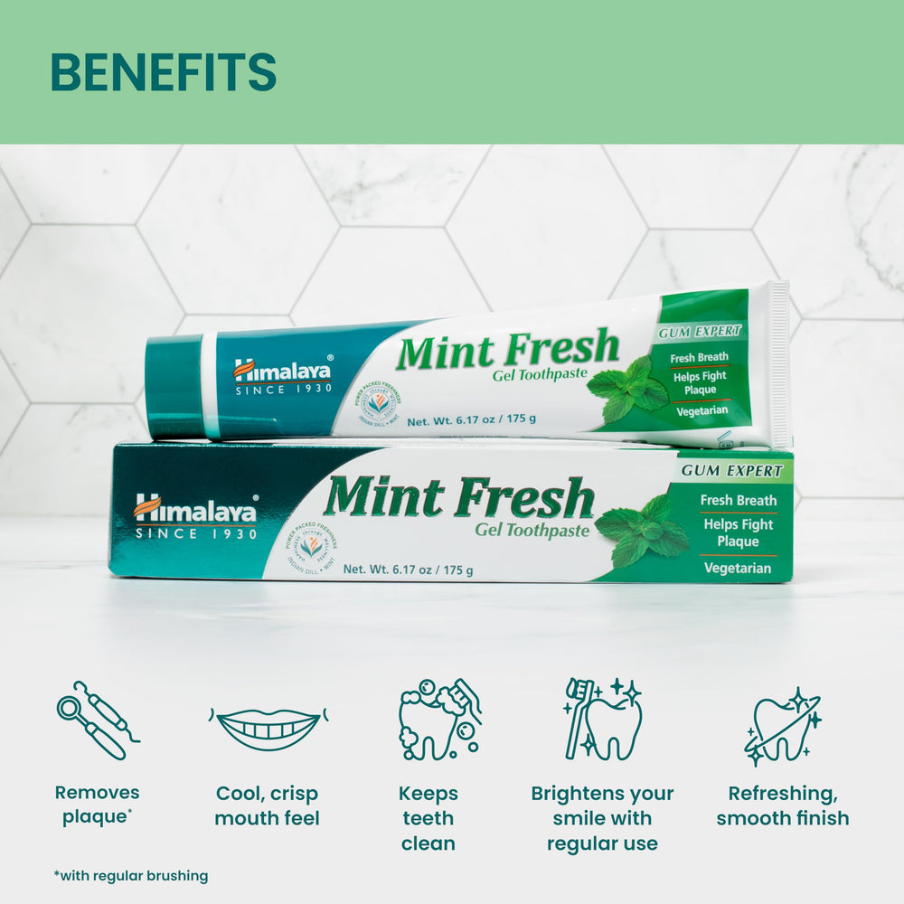 Himalaya gel aplicado en cepillo mostrando espuma y limpieza eficaz