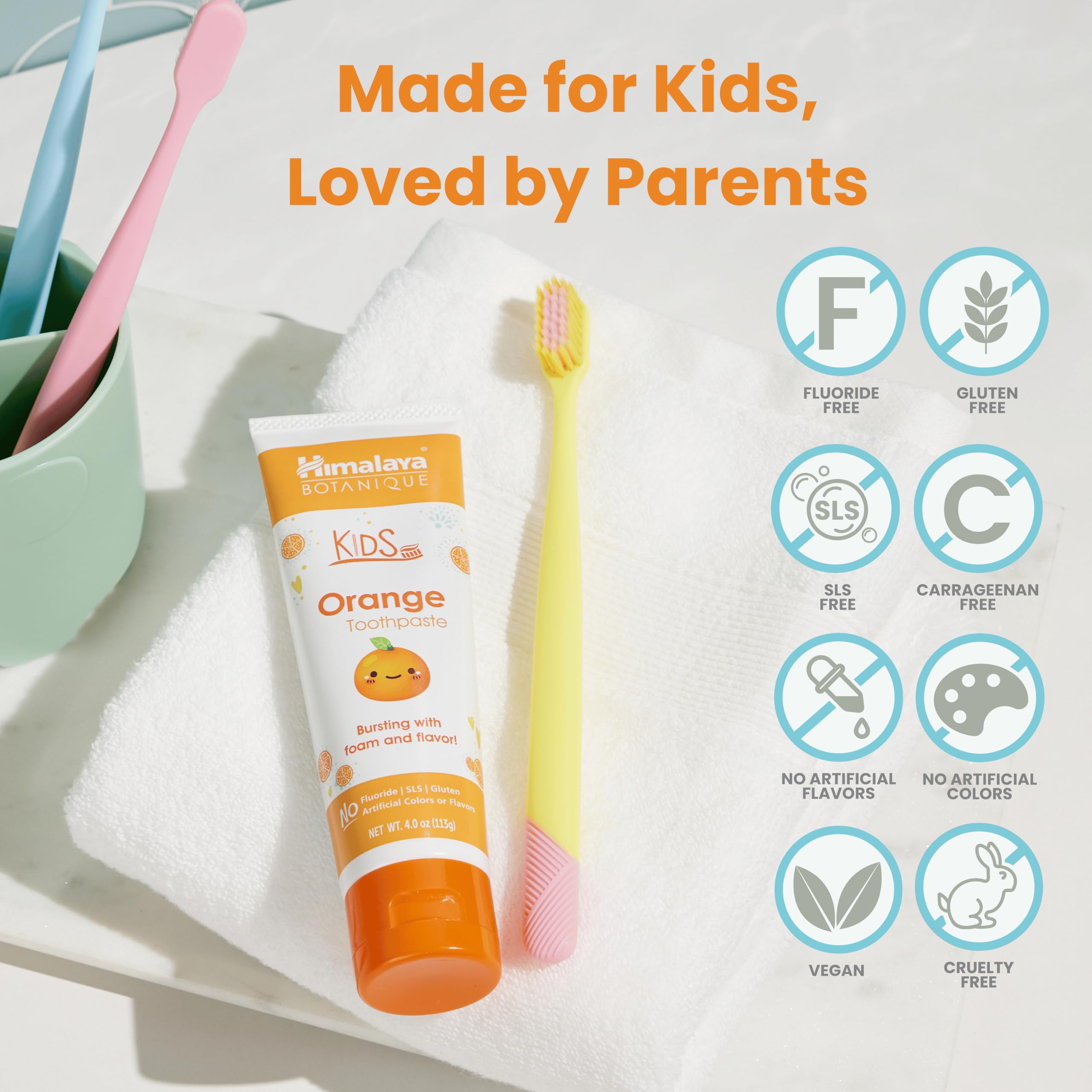 Himalaya niño cepillándose con adulto promoviendo hábito y disfrute