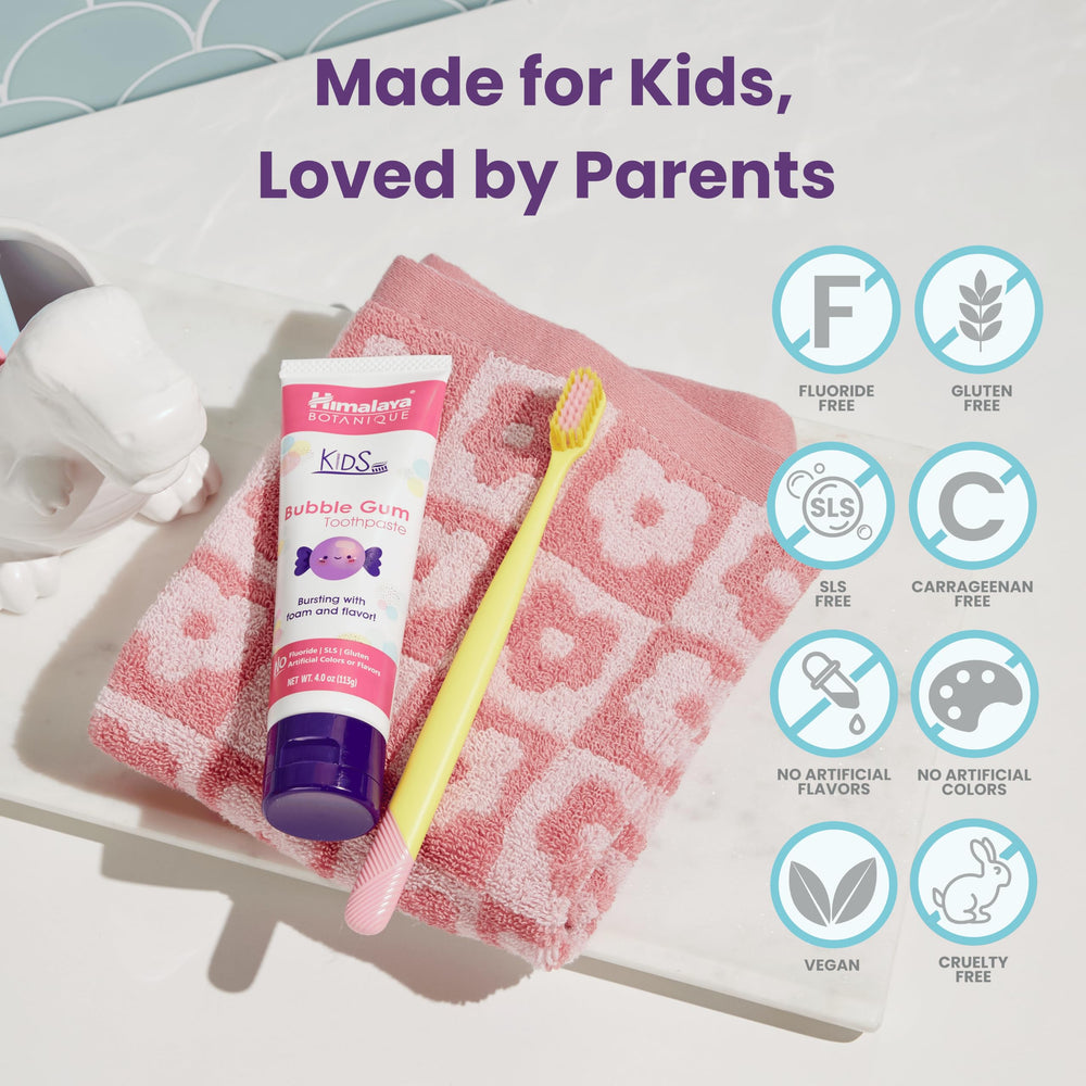 Himalaya niño cepillándose sonriente en baño fomenta hábito saludable