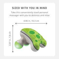 HoMedics Ribbit junto a una mano para comparar tamaño y facilidad