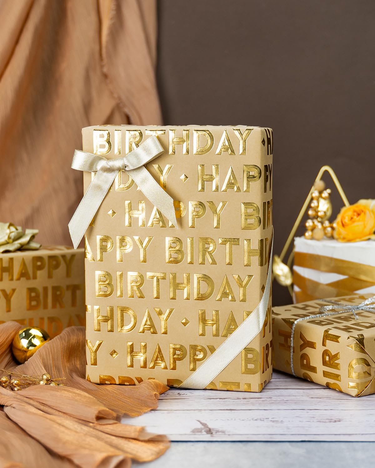 Primer plano del foil dorado y relieve de letras Homeral, brillo que realza cualquier regalo