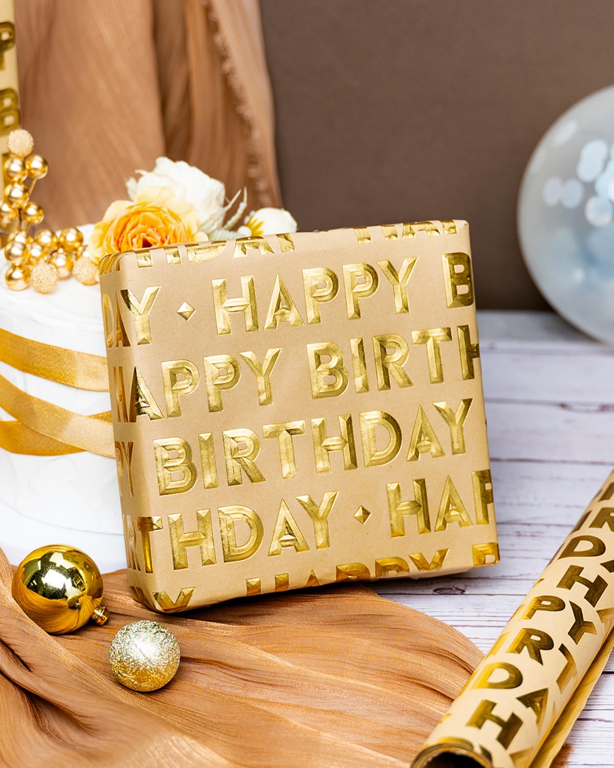 Detalle de textura kraft y letras 3D con foil dorado Homeral, añade acabado elegante