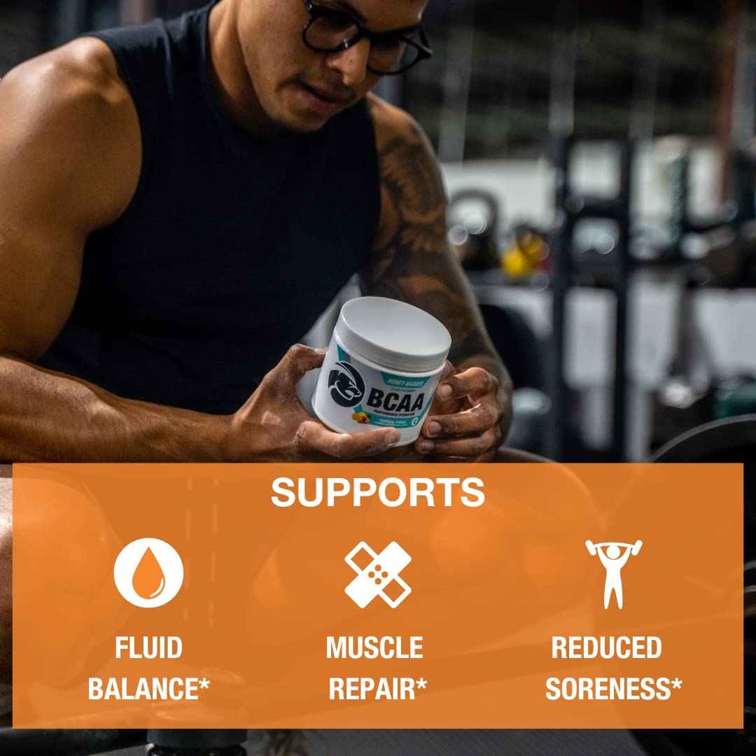 Bebida preparada Honey Badger Peach Mango en vaso frío, refresca y rehidrata tras ejercicio