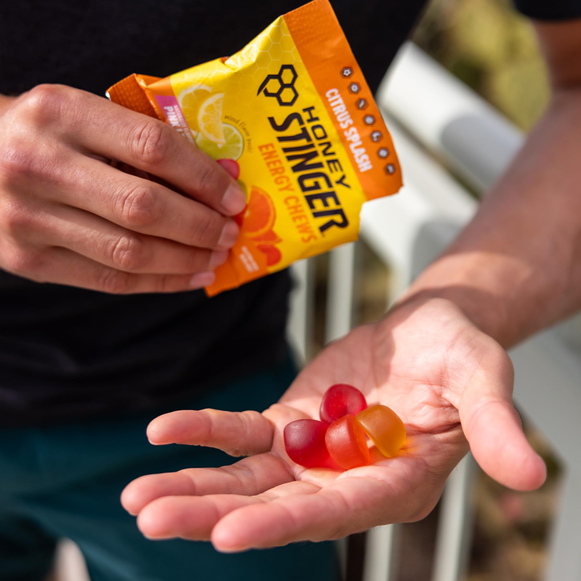 Honey Stinger chews en entorno de gimnasio mostrando beneficio de conveniencia