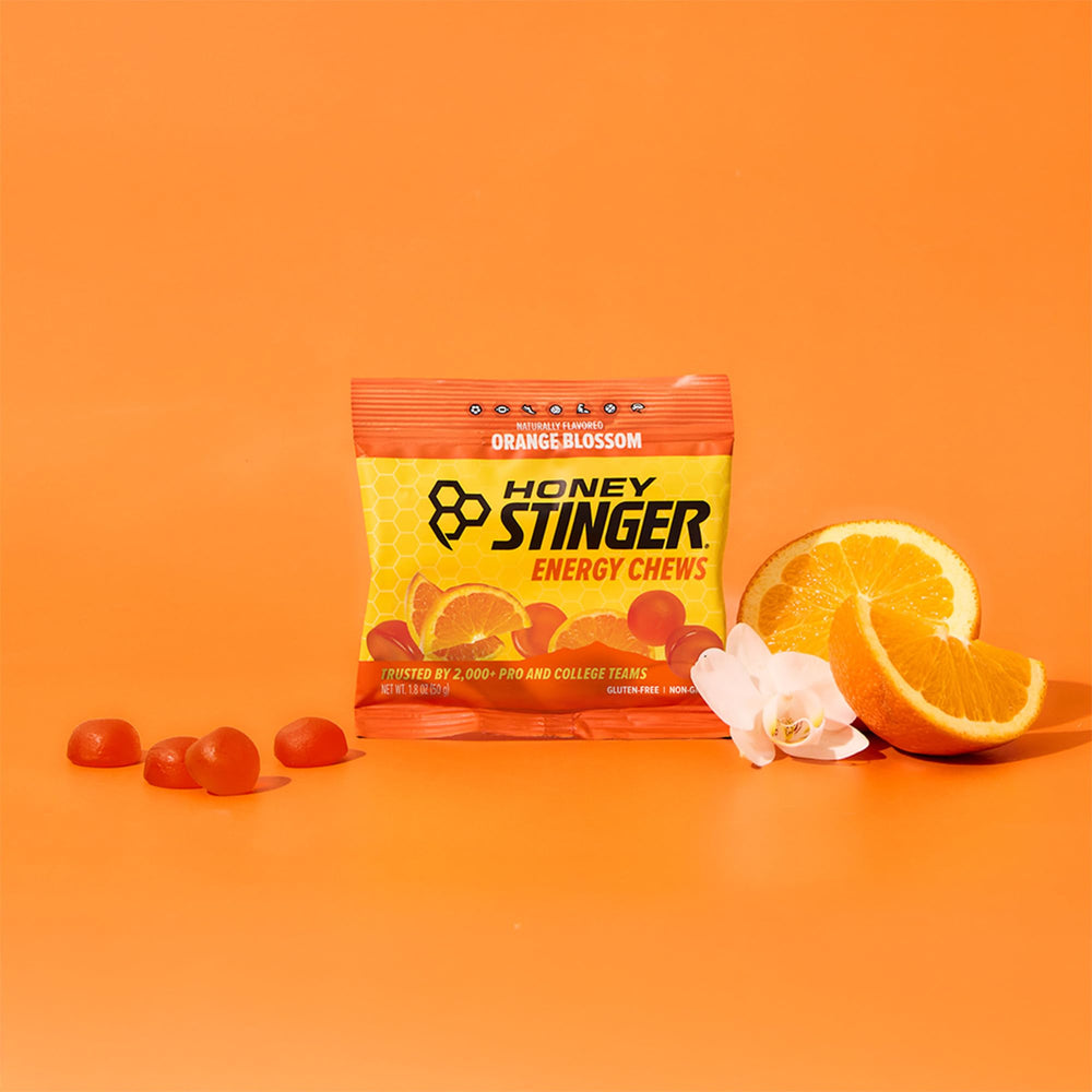 Honey Stinger atleta tomando masticable para energía en carrera