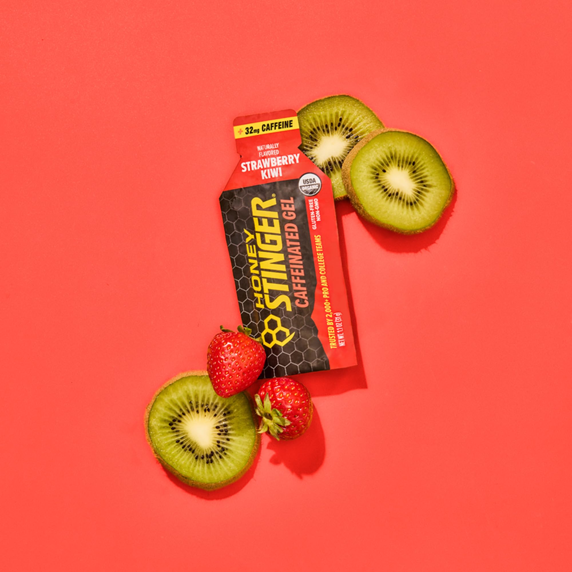 Honey Stinger comparación de tamaño junto a botella para escala práctica