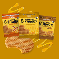 Honey Stinger en mano durante ciclismo para combustible portátil