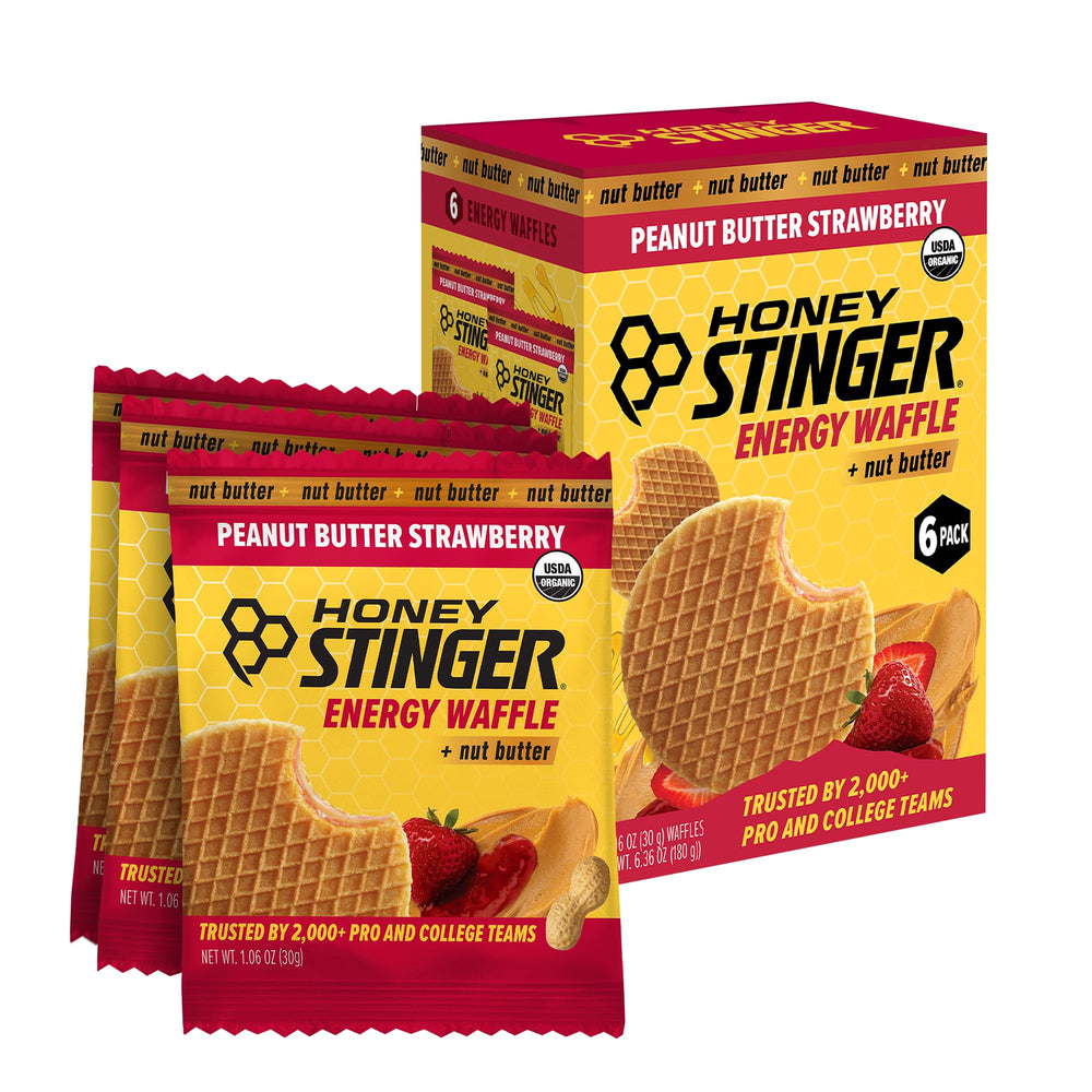Honey Stinger waffle en mano para comparar tamaño, práctico y fácil llevar