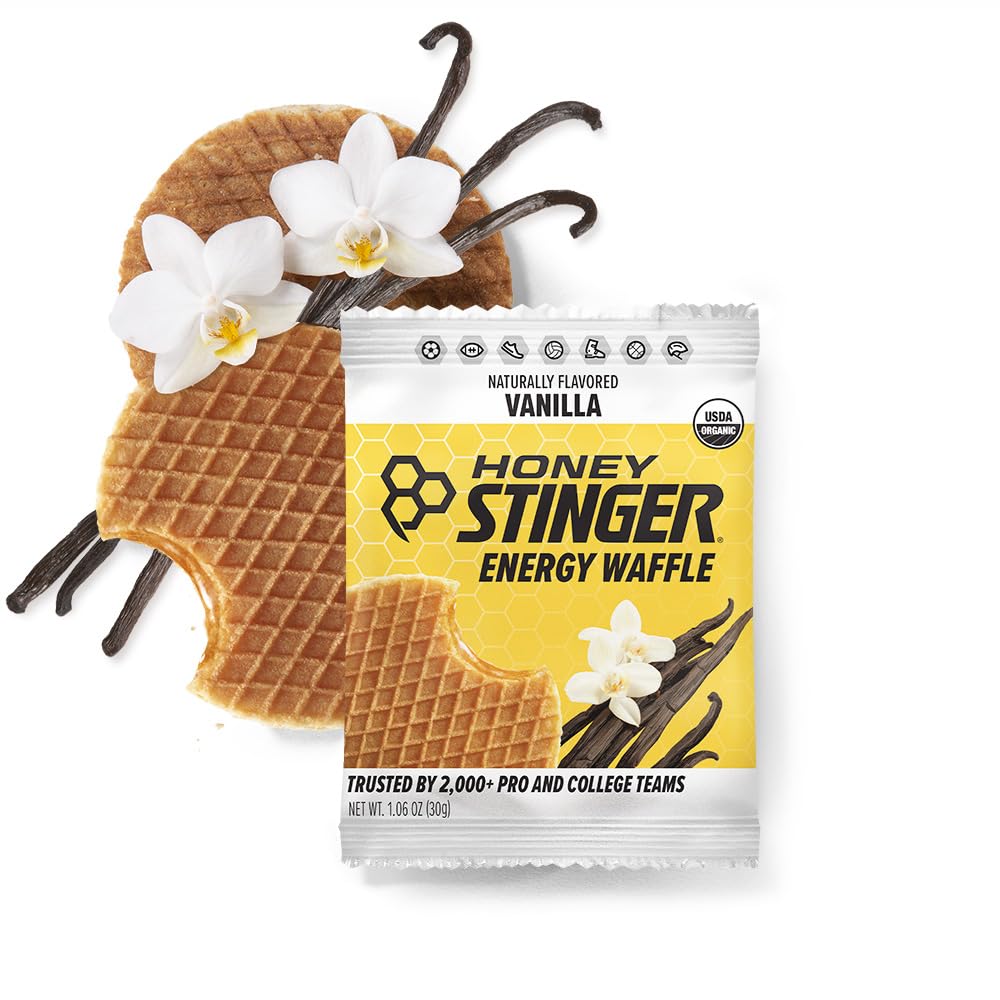 Honey Stinger waffle en mano listo para consumir durante carrera o entrenamiento