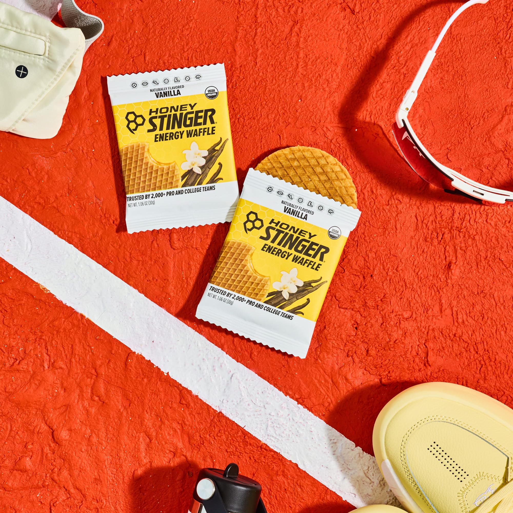 Honey Stinger snack sobre esterilla de gimnasio ilustrando uso pre y post entreno