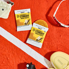 Honey Stinger snack sobre esterilla de gimnasio ilustrando uso pre y post entreno